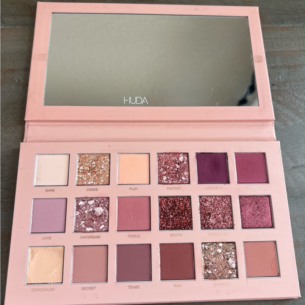 HUDA BEAUTY Nude Eyeshadow Palette - Soft Pink and Nude - Picture 3 of 4